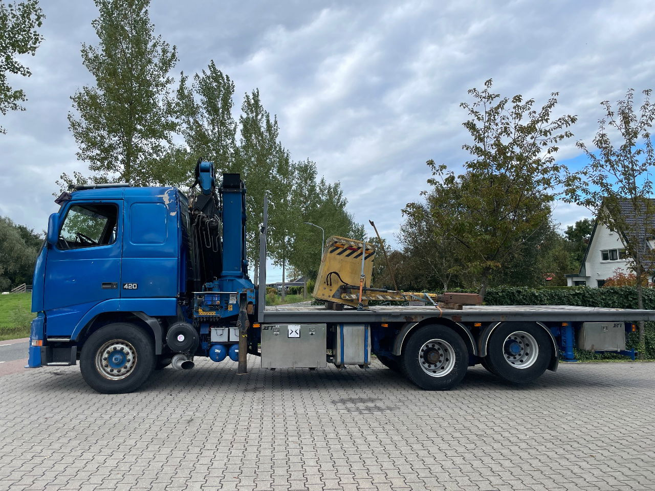 Volvo FH 16 FH16 420 with HMF 2820 crane with jib and front stamps Very Good Condition - Truk derek: gambar 2 Volvo FH 16 FH16 420 with HMF 2820 crane with jib and front stamps Very Good Condition - Truk derek: gambar 2