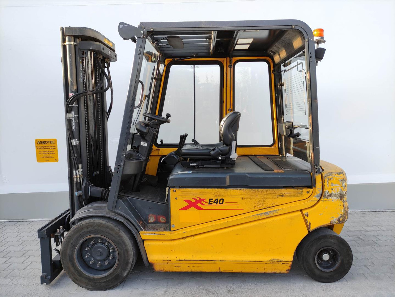 OM-Pimespo XE40 - Forklift listrik: gambar 1 OM-Pimespo XE40 - Forklift listrik: gambar 1