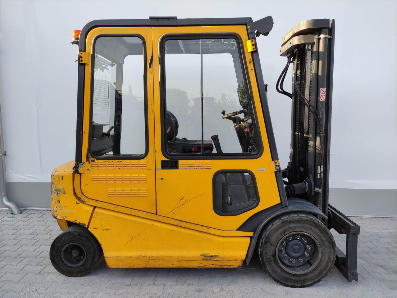 OM-Pimespo XE40 - Forklift listrik: gambar 2 OM-Pimespo XE40 - Forklift listrik: gambar 2