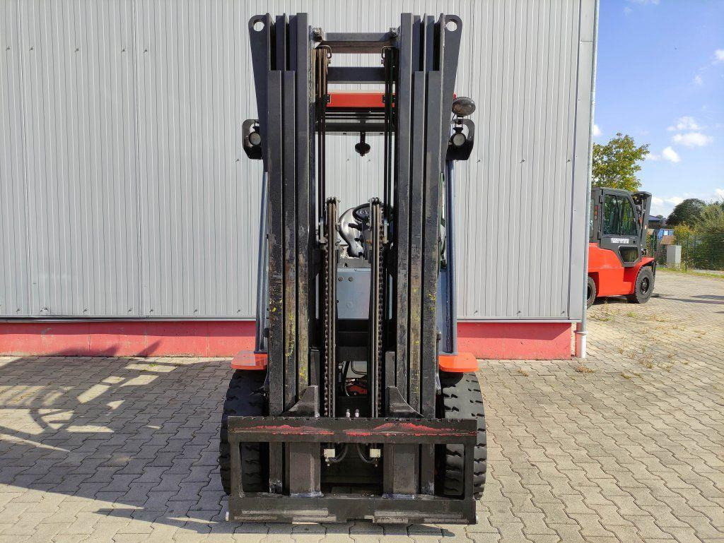 Toyota 8FBMT40 - Forklift listrik: gambar 3 Toyota 8FBMT40 - Forklift listrik: gambar 3