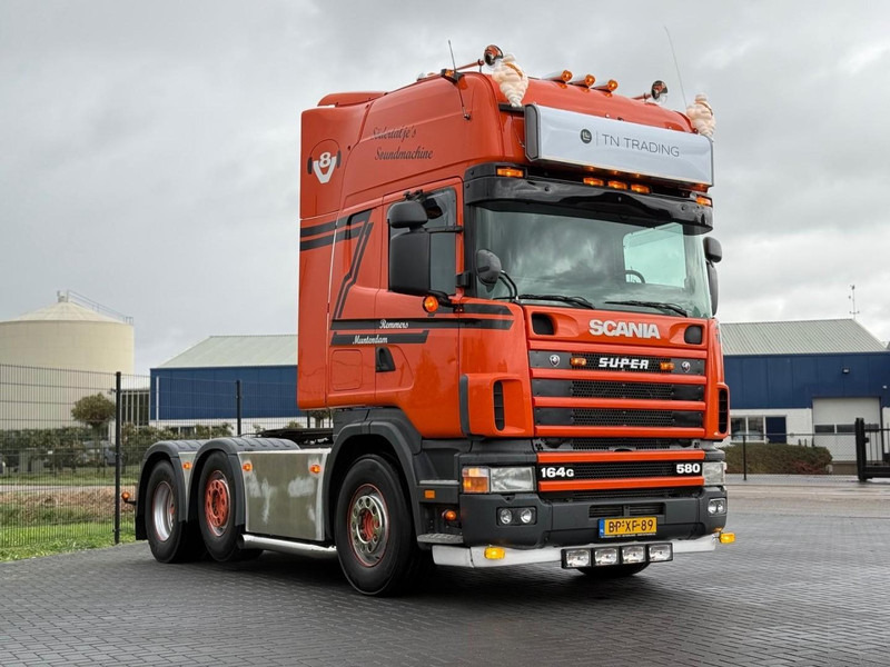 Scania R 164 GA 6X2/4 NA 580 SHOW TRUCK, GESTUURDE VOORLOPER, COMPLEET, TOP. - Tractor head: gambar 1 Scania R 164 GA 6X2/4 NA 580 SHOW TRUCK, GESTUURDE VOORLOPER, COMPLEET, TOP. - Tractor head: gambar 1
