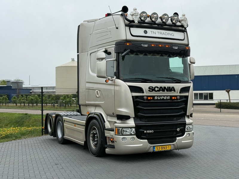 Scania R 580 SHOWTRUCK, VOLLUCHT, VOL SPOILER, RETARDER, SCHUIFSCHOTEL. - Tractor head: gambar 1 Scania R 580 SHOWTRUCK, VOLLUCHT, VOL SPOILER, RETARDER, SCHUIFSCHOTEL. - Tractor head: gambar 1