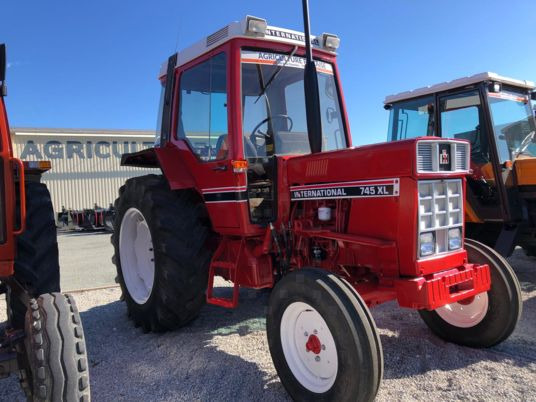 International 745 XL Tracteur à 15 000 € - Traktor: gambar 1 International 745 XL Tracteur à 15 000 € - Traktor: gambar 1