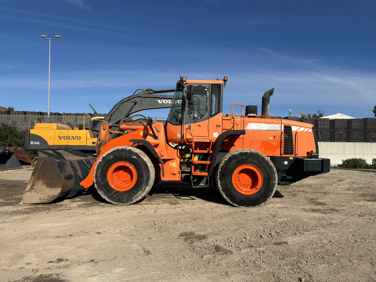 Doosan DL300 - Wheel loader: gambar 2 Doosan DL300 - Wheel loader: gambar 2