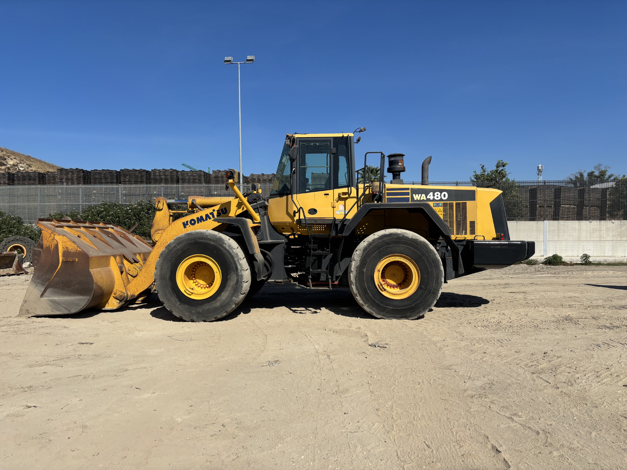 KOMATSU WA480-6 - Wheel loader: gambar 2 KOMATSU WA480-6 - Wheel loader: gambar 2