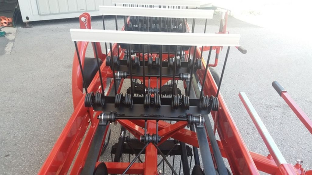 Molon 250/5R zu Traktor gEnio (15866) - Tedder/ Menyapu: gambar 3 Molon 250/5R zu Traktor gEnio (15866) - Tedder/ Menyapu: gambar 3