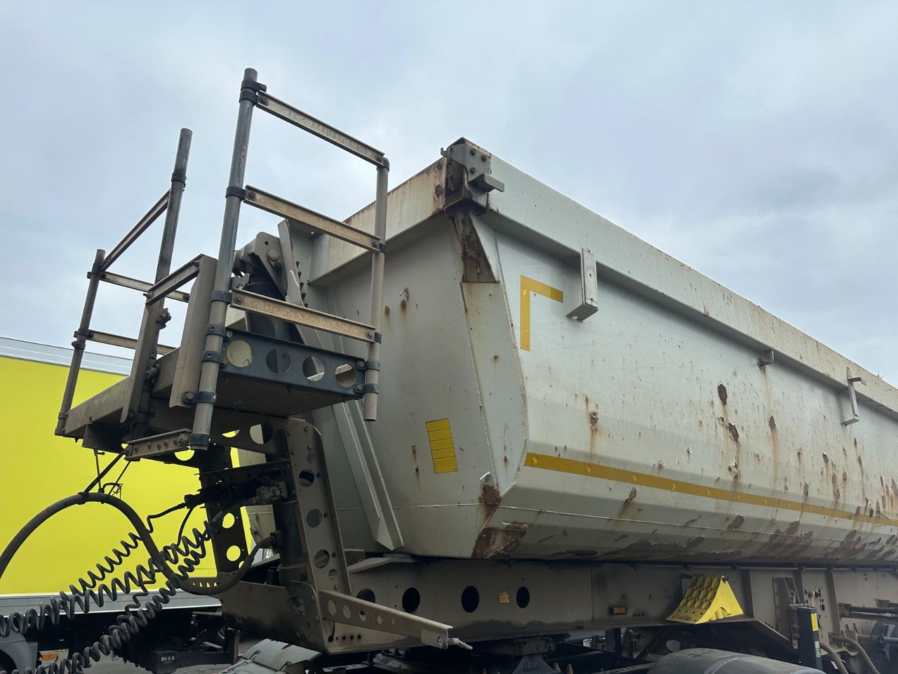Schmitz Cargobull SKI 18 SL-7.2 SR /2-Achs Muldenkipper/tüv 01/26 - Semi-trailer jungkit: gambar 4 Schmitz Cargobull SKI 18 SL-7.2 SR /2-Achs Muldenkipper/tüv 01/26 - Semi-trailer jungkit: gambar 4