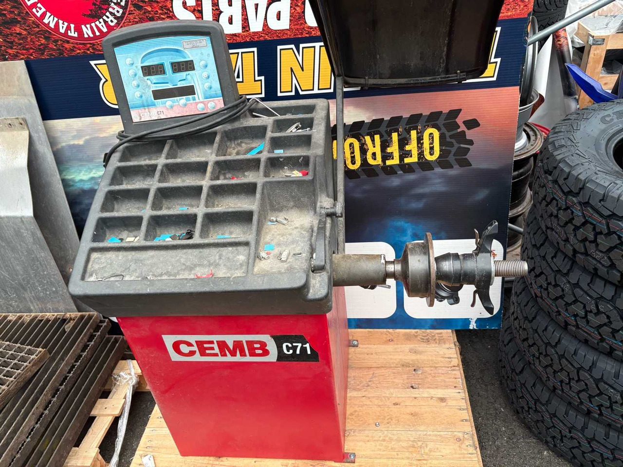Tire Balancing Machine CEMB C71 - Peralatan bengkel: gambar 1 Tire Balancing Machine CEMB C71 - Peralatan bengkel: gambar 1