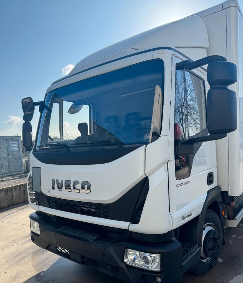 Eurocargo furgone e sponda - Truk box: gambar 1 Eurocargo furgone e sponda - Truk box: gambar 1