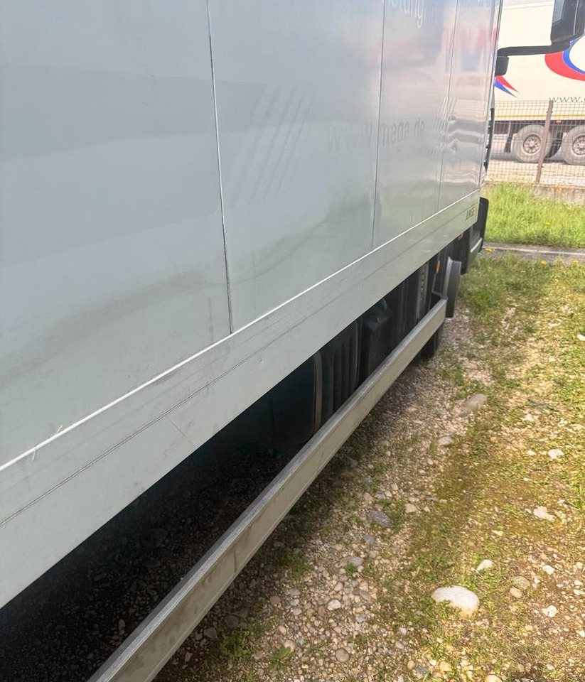 Truk box iveco 75e190: gambar 8 Truk box iveco 75e190: gambar 8