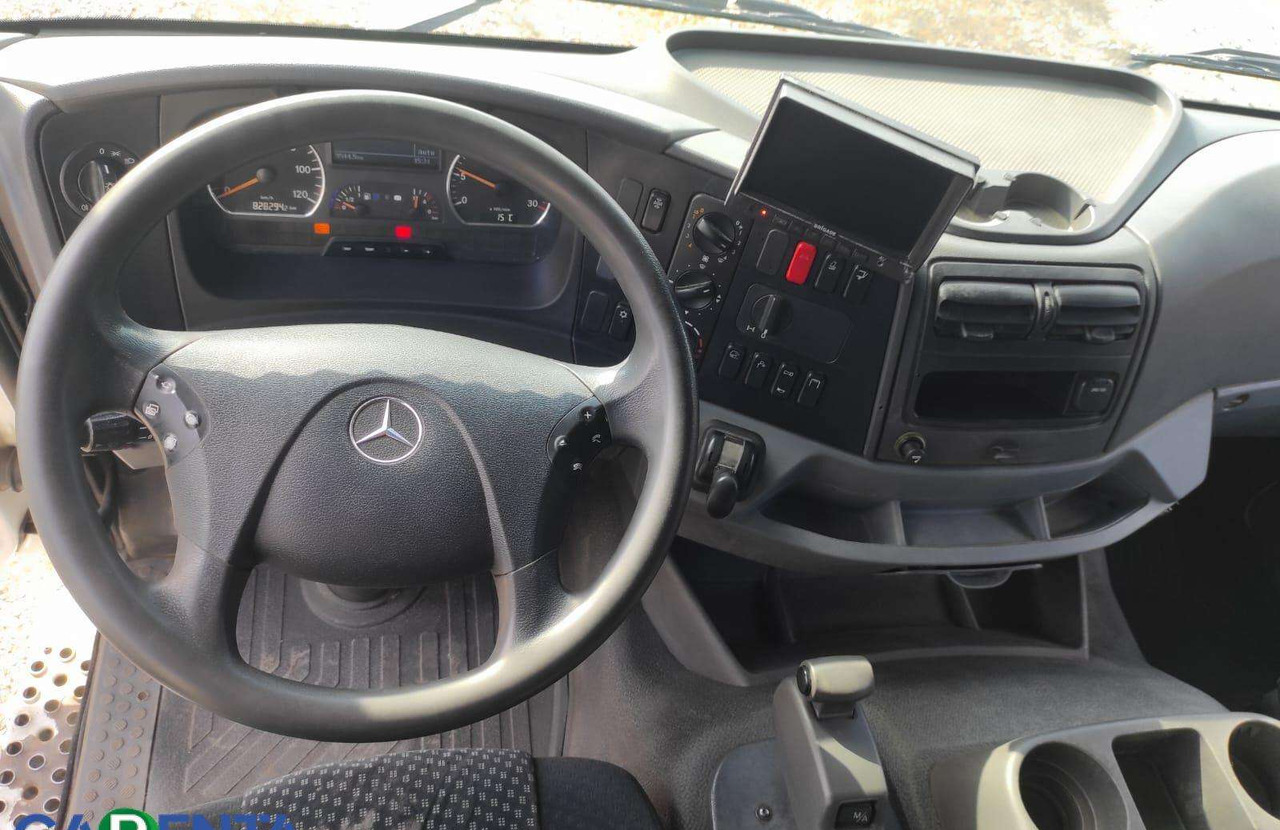 Interior photo 1: Truk berpendingin Mercedes-Benz AXOR 18L