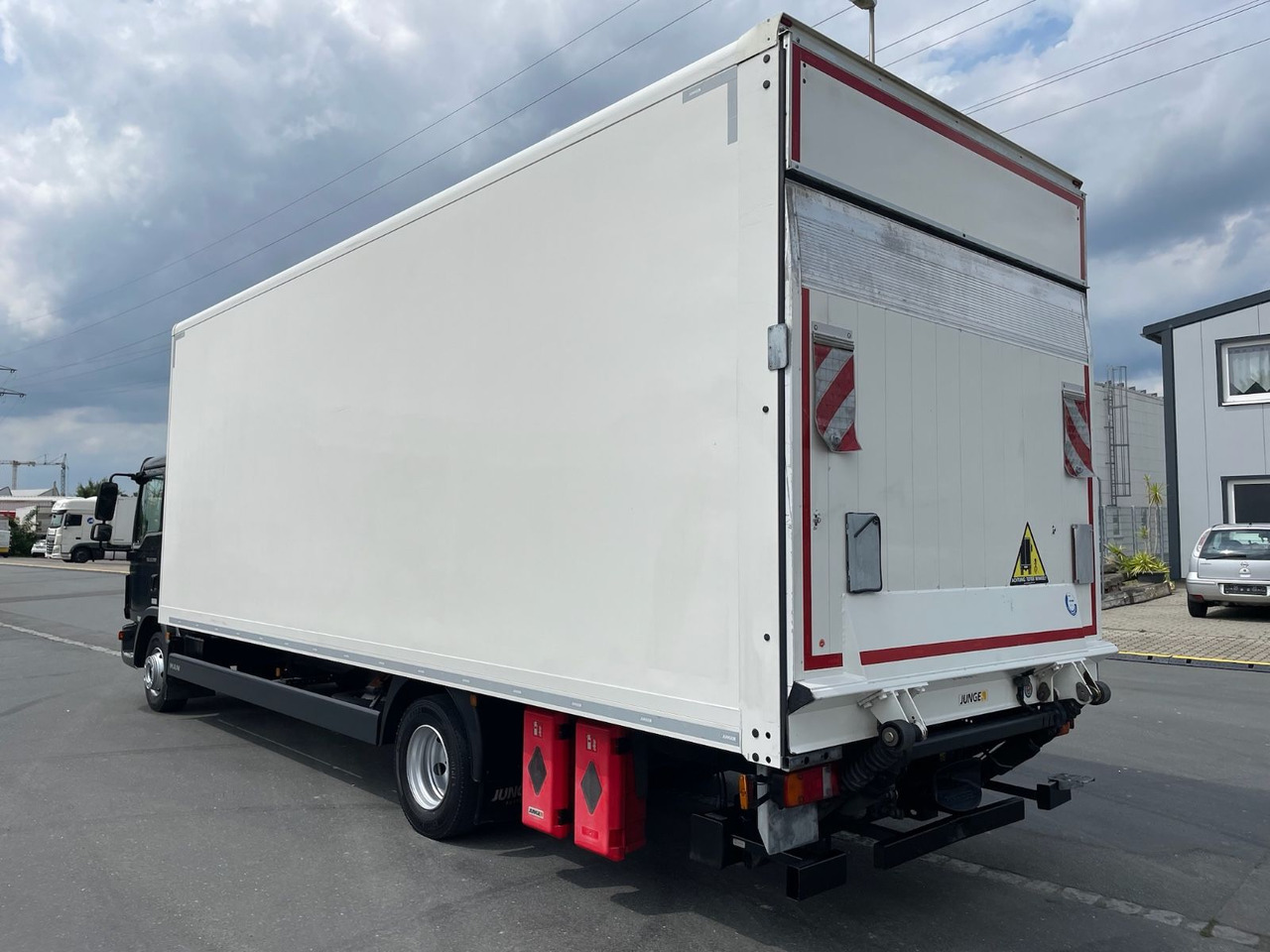 MAN TGL 12.250 4x2 BL Koffer/LBW/PALFINGER/AC/EU6c - Truk box: gambar 4 MAN TGL 12.250 4x2 BL Koffer/LBW/PALFINGER/AC/EU6c - Truk box: gambar 4