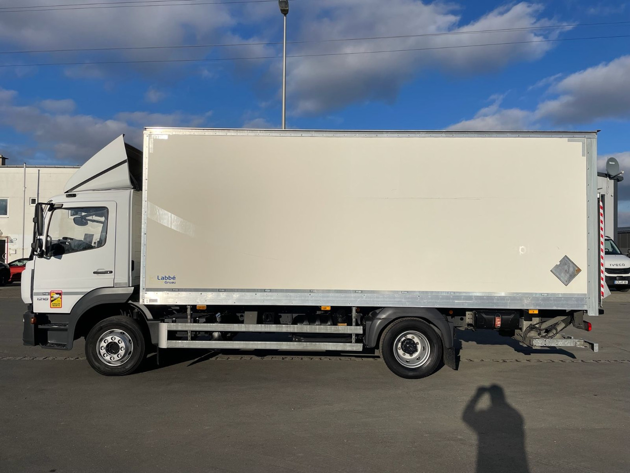 Mercedes-Benz Atego 1218 4x2 Koffer/FULL-ADR/EXIII/LBW/AC/EU6d - Truk box: gambar 4 Mercedes-Benz Atego 1218 4x2 Koffer/FULL-ADR/EXIII/LBW/AC/EU6d - Truk box: gambar 4
