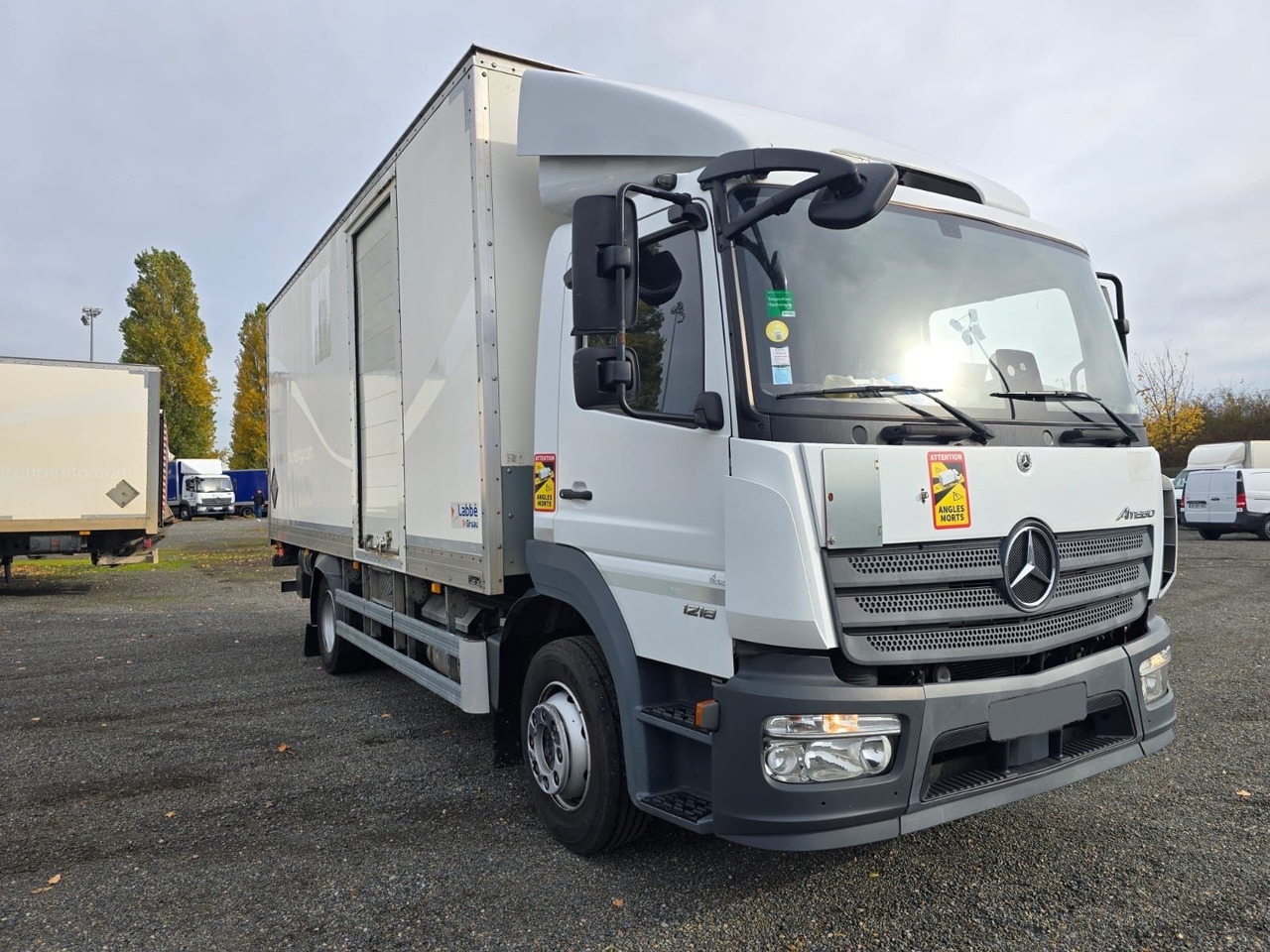 Mercedes-Benz Atego 1218 4x2 Koffer/FULL-ADR/EXIII/LBW/AC/EU6d - Truk box: gambar 1 Mercedes-Benz Atego 1218 4x2 Koffer/FULL-ADR/EXIII/LBW/AC/EU6d - Truk box: gambar 1