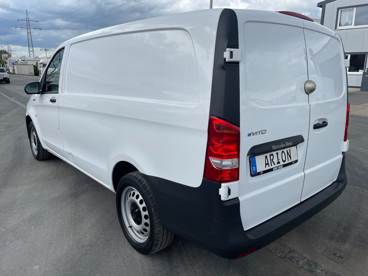 Mercedes-Benz eVito 111 Kastenwagen lang/Kamera/AC/70kW/3Sitze - Van kecil, Van listrik: gambar 4 Mercedes-Benz eVito 111 Kastenwagen lang/Kamera/AC/70kW/3Sitze - Van kecil, Van listrik: gambar 4