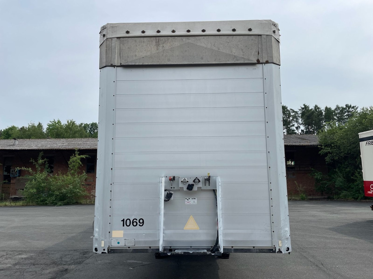 Schmitz Cargobull S01 3-Achs/Pritsche+Plane/13,5m/28050kg-Nutzlast - Semi-trailer dengan terpal samping: gambar 2 Schmitz Cargobull S01 3-Achs/Pritsche+Plane/13,5m/28050kg-Nutzlast - Semi-trailer dengan terpal samping: gambar 2