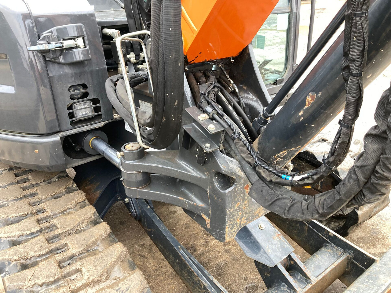Ekskavator mini Hitachi ZX85USBR-6 2PB: gambar 19