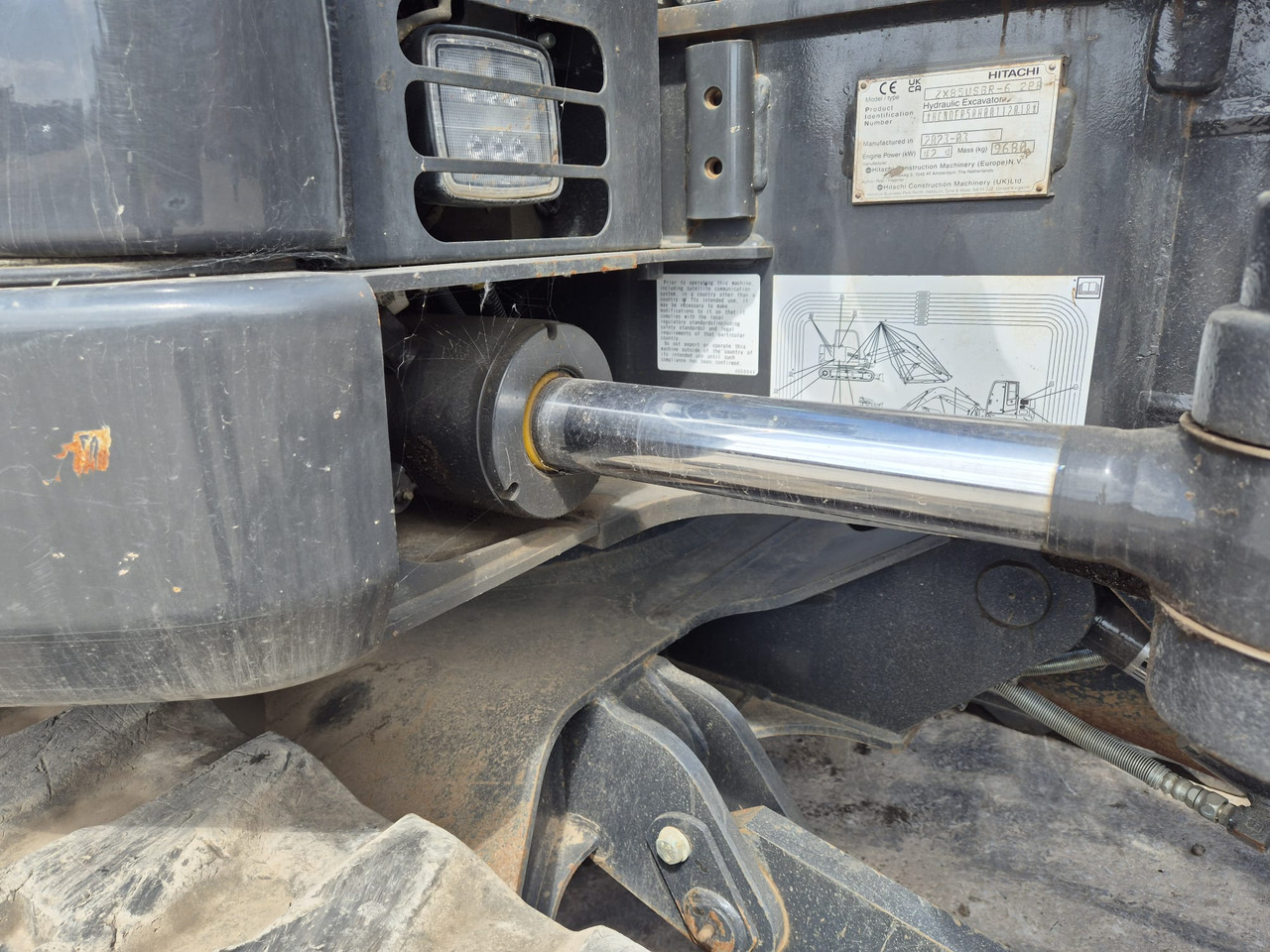 Ekskavator mini Hitachi ZX85USBR-6 2PB: gambar 18