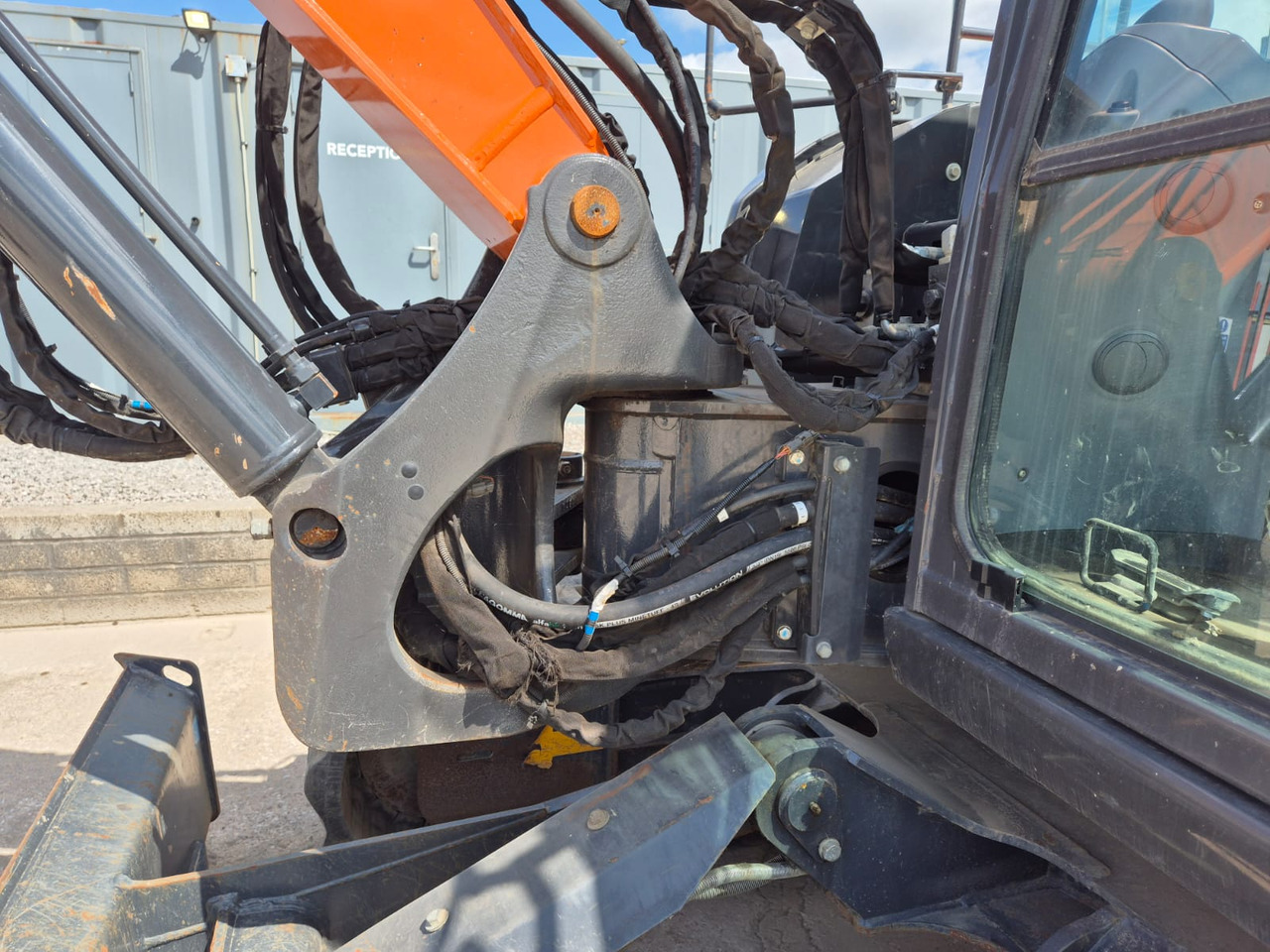 Ekskavator mini Hitachi ZX85USBR-6 2PB: gambar 16