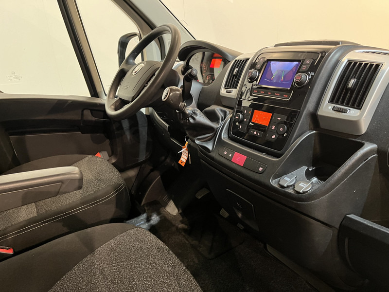 Fiat Ducato 2.3 MultiJet L2H2 120 PK / Euro 6 / Airco / Camera / Cruise Control / Trekhaak / Navigatie / 3-Zits / 72.600 KM !! - Van kecil: gambar 3 Fiat Ducato 2.3 MultiJet L2H2 120 PK / Euro 6 / Airco / Camera / Cruise Control / Trekhaak / Navigatie / 3-Zits / 72.600 KM !! - Van kecil: gambar 3