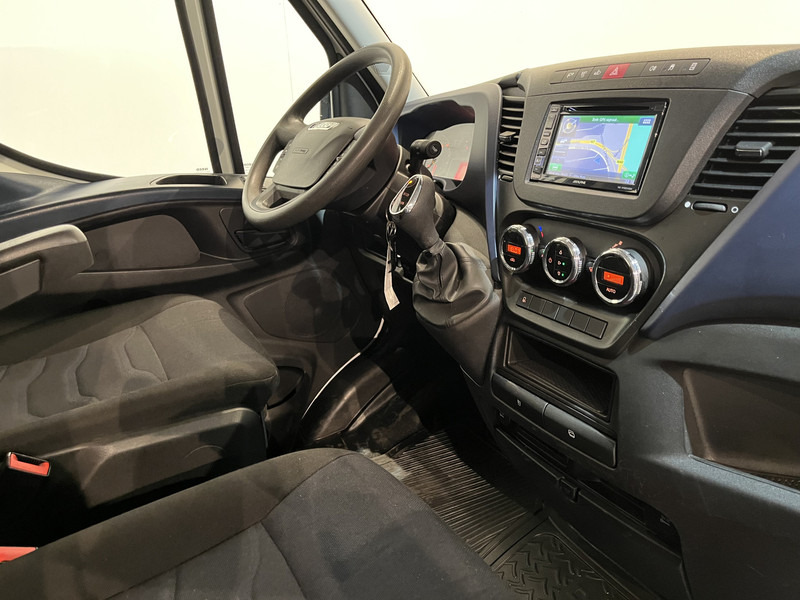 Iveco Daily 35S18D 3.0 375 Automaat Open Laadbak / Hiab Kraan / Euro 6 / Trekhaak 3500 KG / Airco / Camera / Navigatie / 3-Zits / 67.000 KM !! - Van flatbed: gambar 3 Iveco Daily 35S18D 3.0 375 Automaat Open Laadbak / Hiab Kraan / Euro 6 / Trekhaak 3500 KG / Airco / Camera / Navigatie / 3-Zits / 67.000 KM !! - Van flatbed: gambar 3