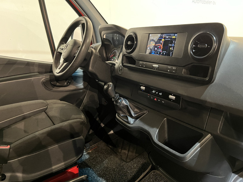 Mercedes-Benz Sprinter 314 CDI L2H1 RWD Servicebus / Sortimo Inrichting / Euro 6 / Airco / Camera / MBUX / Cruise Control / Trekhaak / CarPlay / Navigatie / Imperiaal / 75.000 KM !! / BPM VRIJ !! - Van kecil: gambar 3 Mercedes-Benz Sprinter 314 CDI L2H1 RWD Servicebus / Sortimo Inrichting / Euro 6 / Airco / Camera / MBUX / Cruise Control / Trekhaak / CarPlay / Navigatie / Imperiaal / 75.000 KM !! / BPM VRIJ !! - Van kecil: gambar 3