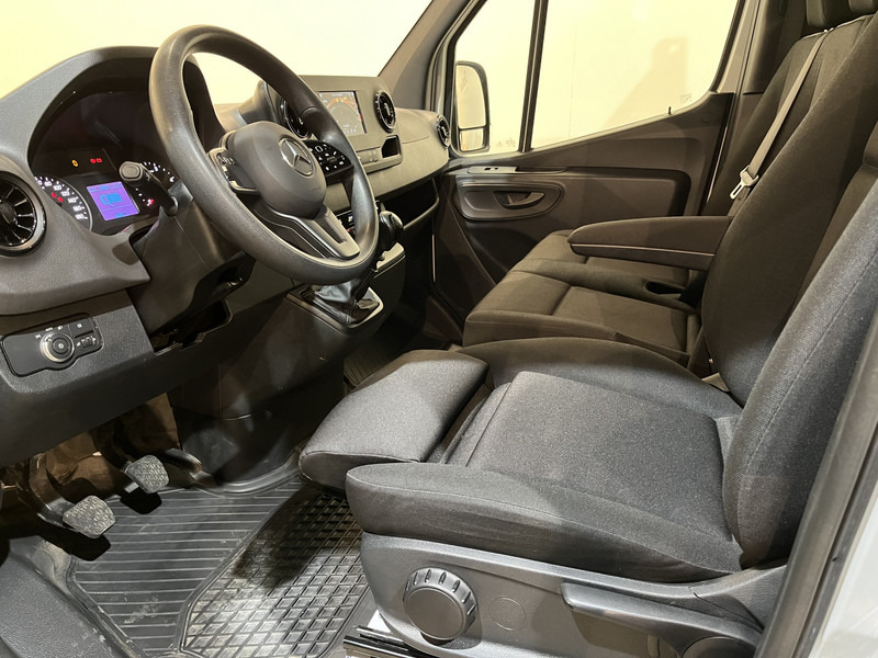 Mercedes-Benz Sprinter 315 CDI L3 RWD Open Laadbak / Euro 6 / Airco / MBUX / CarPlay / Navigatie / 3-Zits / 75.200 KM !! / BPM VRIJ !! - Van flatbed: gambar 5 Mercedes-Benz Sprinter 315 CDI L3 RWD Open Laadbak / Euro 6 / Airco / MBUX / CarPlay / Navigatie / 3-Zits / 75.200 KM !! / BPM VRIJ !! - Van flatbed: gambar 5