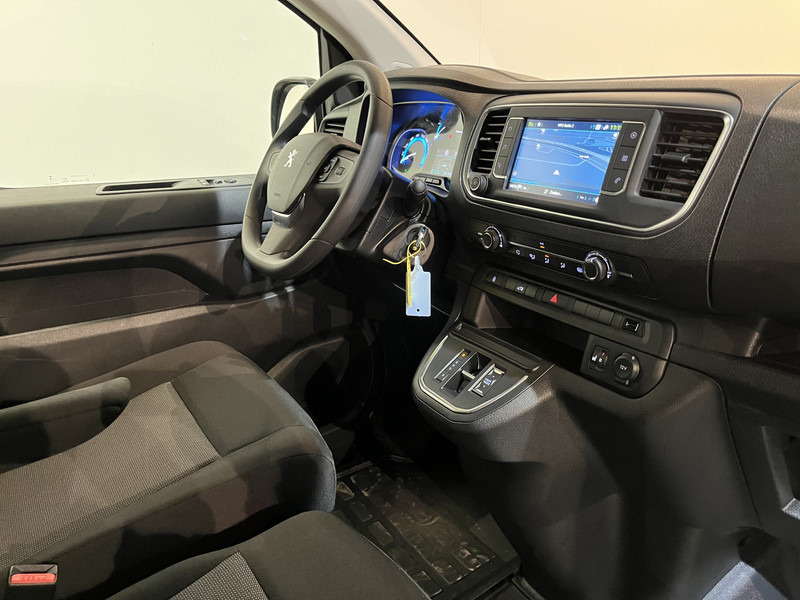 Peugeot e-Expert EV L2 75 kWh Servicebus / Inrichting / 100% Elektrisch / Airco / 220V. / Trekhaak / Camera / Cruise Control / Navigatie / CarPlay / 3-Zits / 1.900 KM !! - Van kecil, Van listrik: gambar 3 Peugeot e-Expert EV L2 75 kWh Servicebus / Inrichting / 100% Elektrisch / Airco / 220V. / Trekhaak / Camera / Cruise Control / Navigatie / CarPlay / 3-Zits / 1.900 KM !! - Van kecil, Van listrik: gambar 3