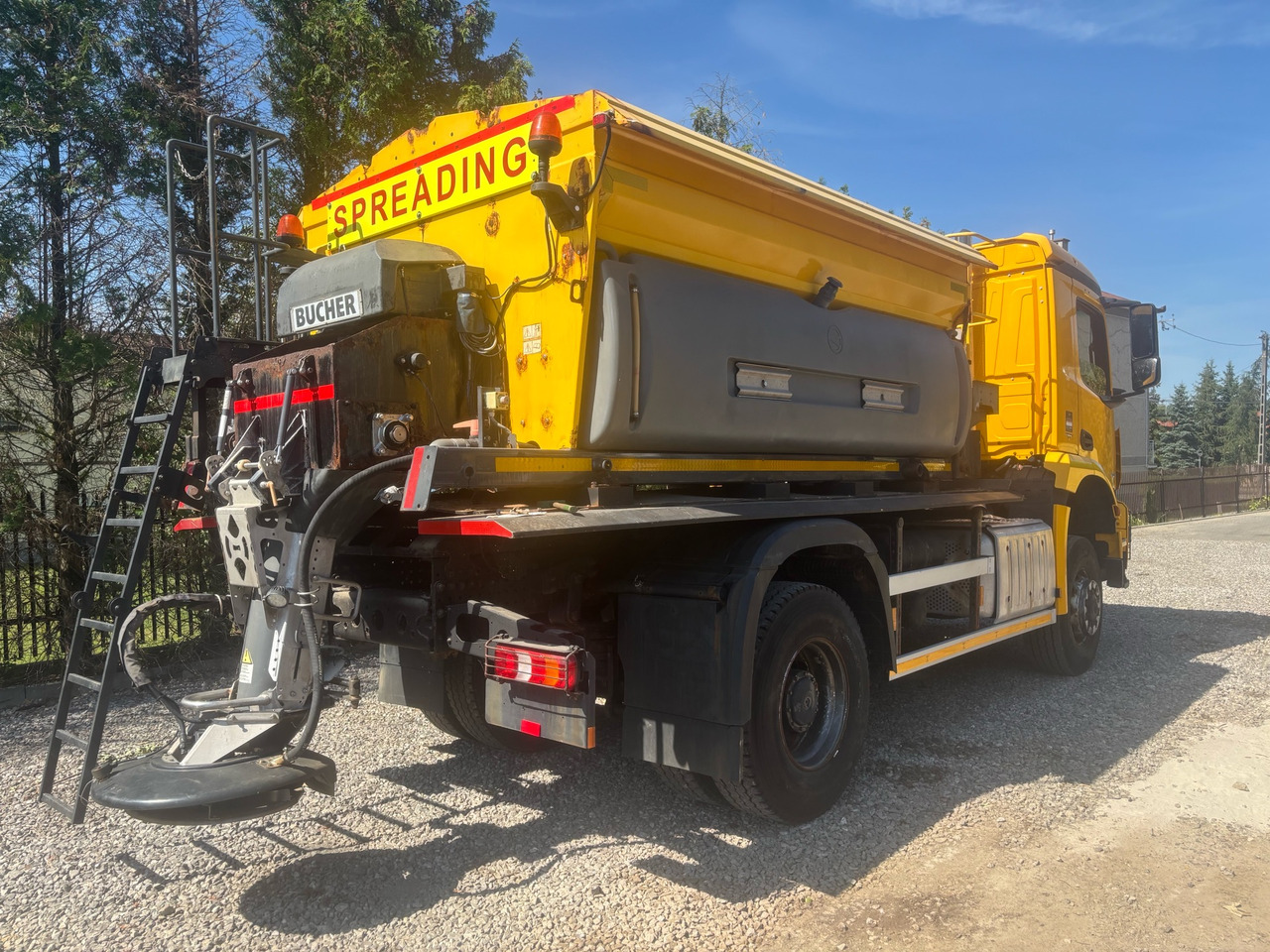 MERCEDES AROCS 1824 4x4BB  GRITTER/SPREADER/PLOUGH - Truk bajak salju: gambar 5 MERCEDES AROCS 1824 4x4BB  GRITTER/SPREADER/PLOUGH - Truk bajak salju: gambar 5