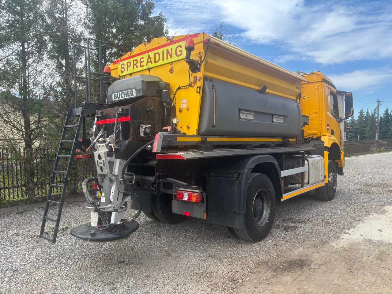 MERCEDES AROCS 1824 4x4BB  GRITTER/SPREADER/PLOUGH - Truk bajak salju: gambar 2 MERCEDES AROCS 1824 4x4BB  GRITTER/SPREADER/PLOUGH - Truk bajak salju: gambar 2