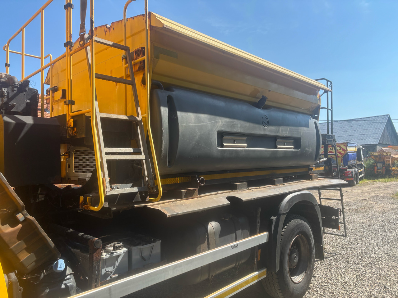 MERCEDES AROCS 1824 4x4BB  GRITTER/SPREADER/PLOUGH - Truk bajak salju: gambar 3 MERCEDES AROCS 1824 4x4BB  GRITTER/SPREADER/PLOUGH - Truk bajak salju: gambar 3