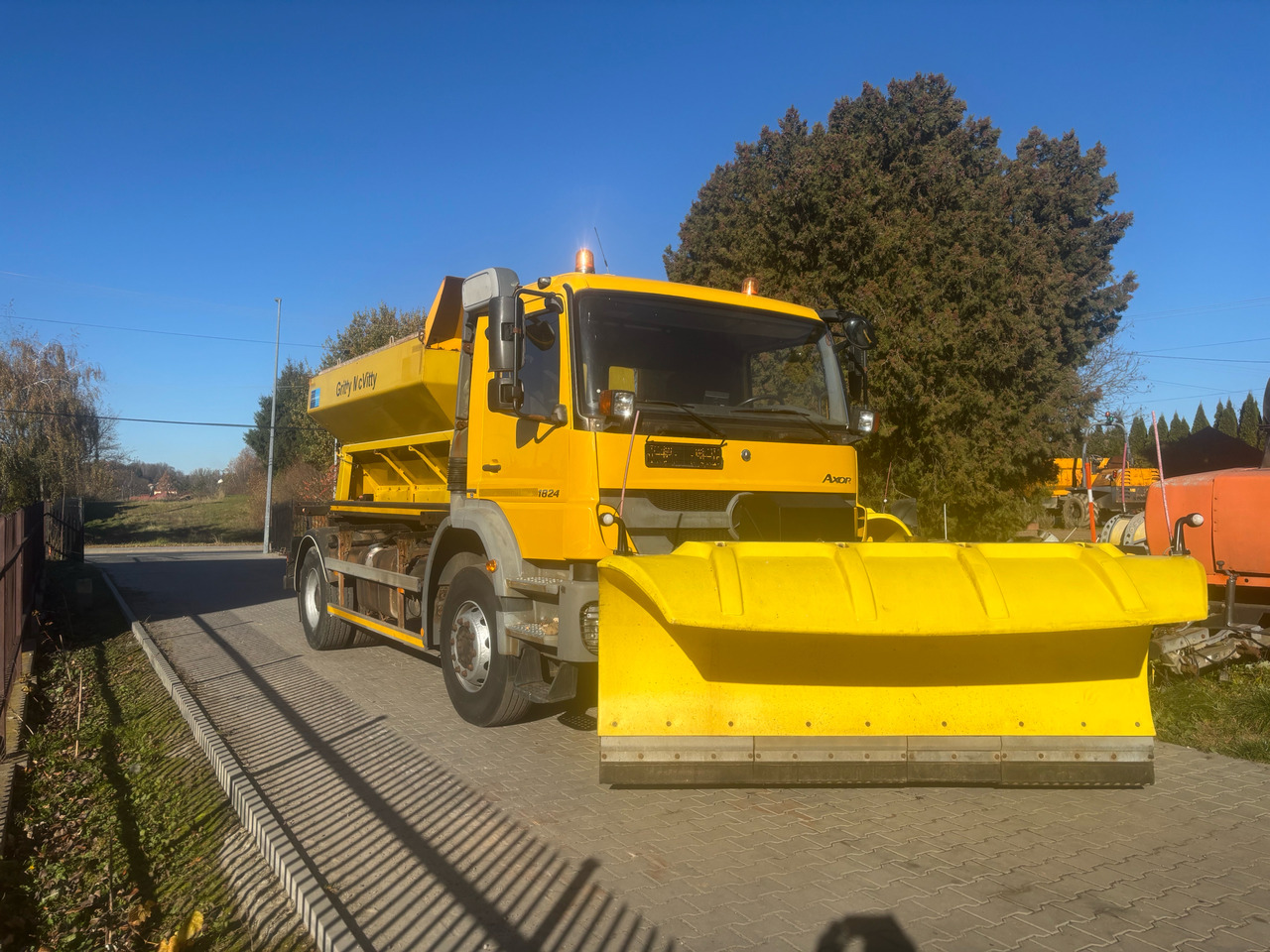 Mercedes AXOR 1824 4x2 Spreader/Gritter/Plough - Truk bajak salju: gambar 2 Mercedes AXOR 1824 4x2 Spreader/Gritter/Plough - Truk bajak salju: gambar 2