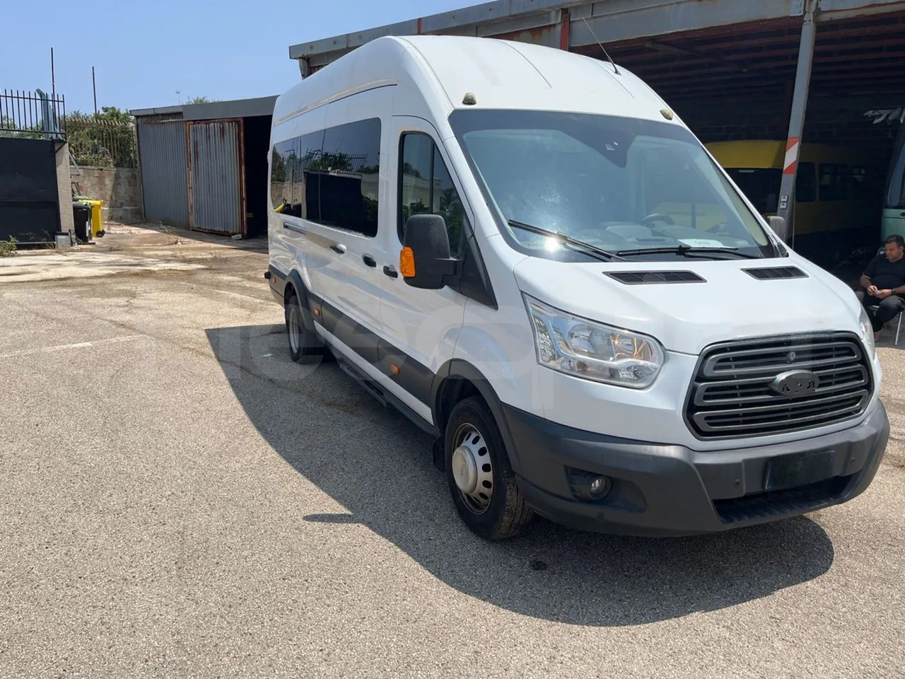 Ford Transit - Bus mini, Van penumpang: gambar 1 Ford Transit - Bus mini, Van penumpang: gambar 1