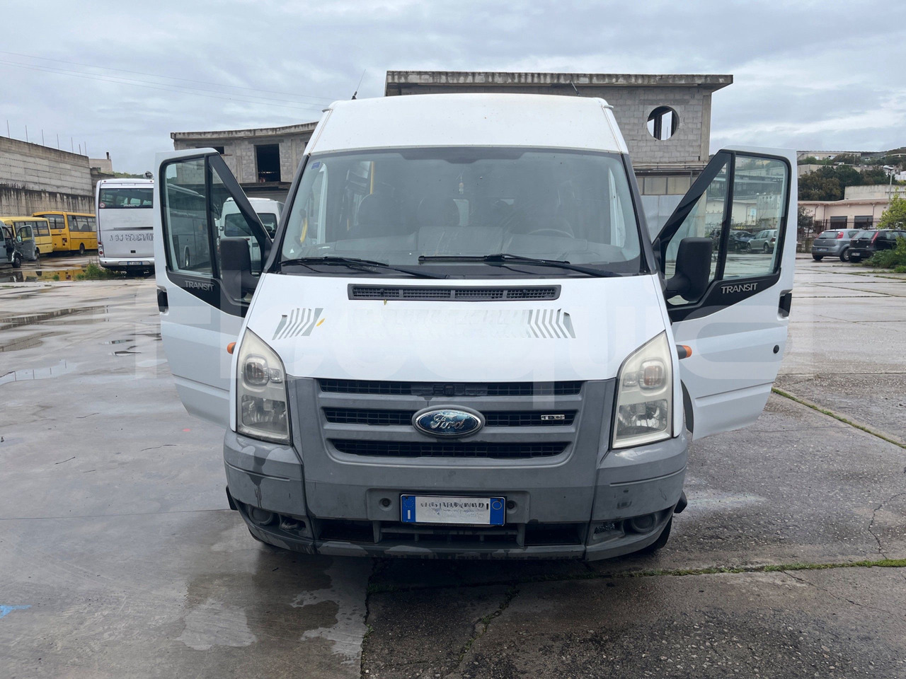 Ford Transit - Bus mini, Van penumpang: gambar 2 Ford Transit - Bus mini, Van penumpang: gambar 2