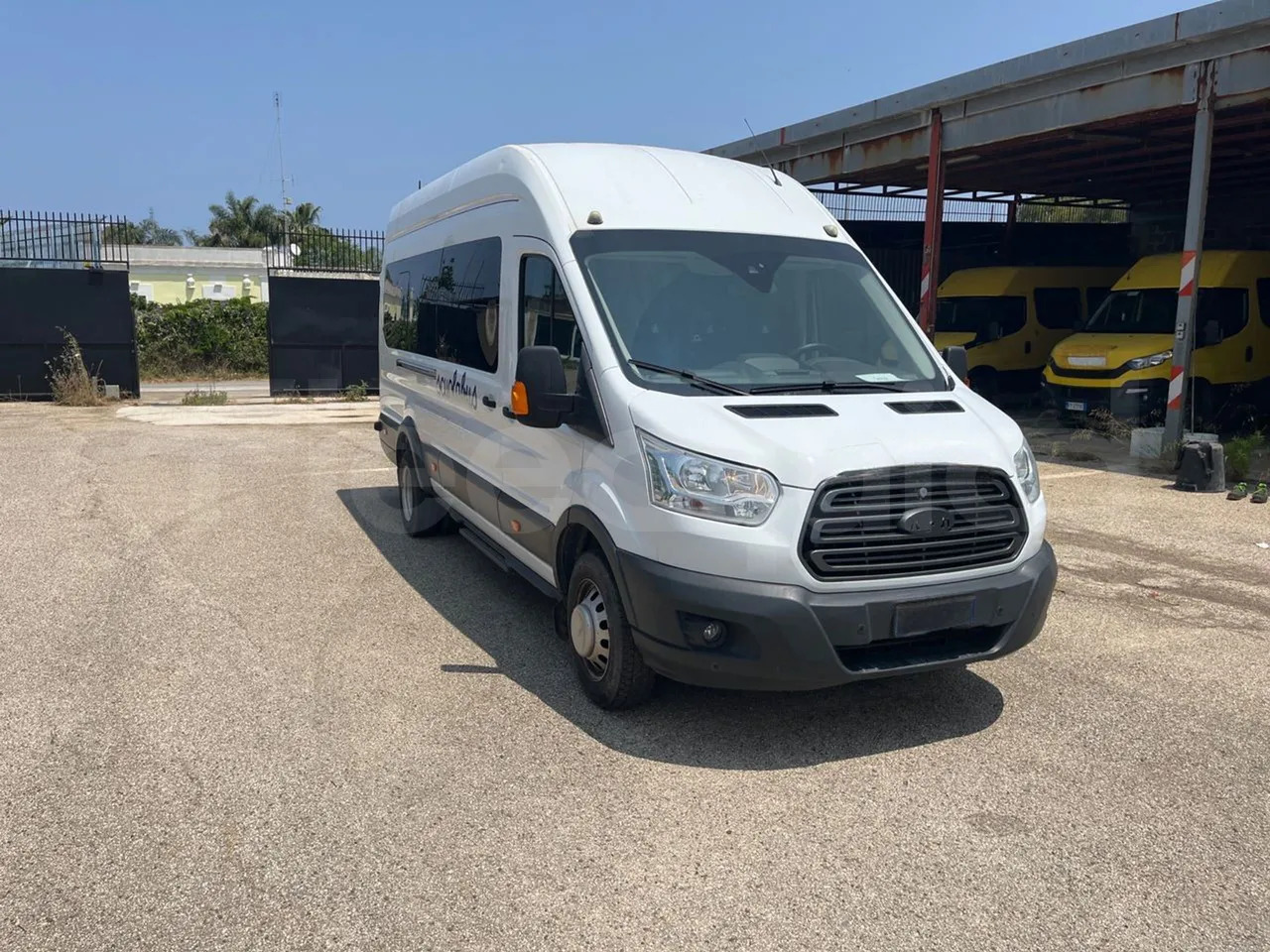 Ford Transit - Bus mini, Van penumpang: gambar 1 Ford Transit - Bus mini, Van penumpang: gambar 1