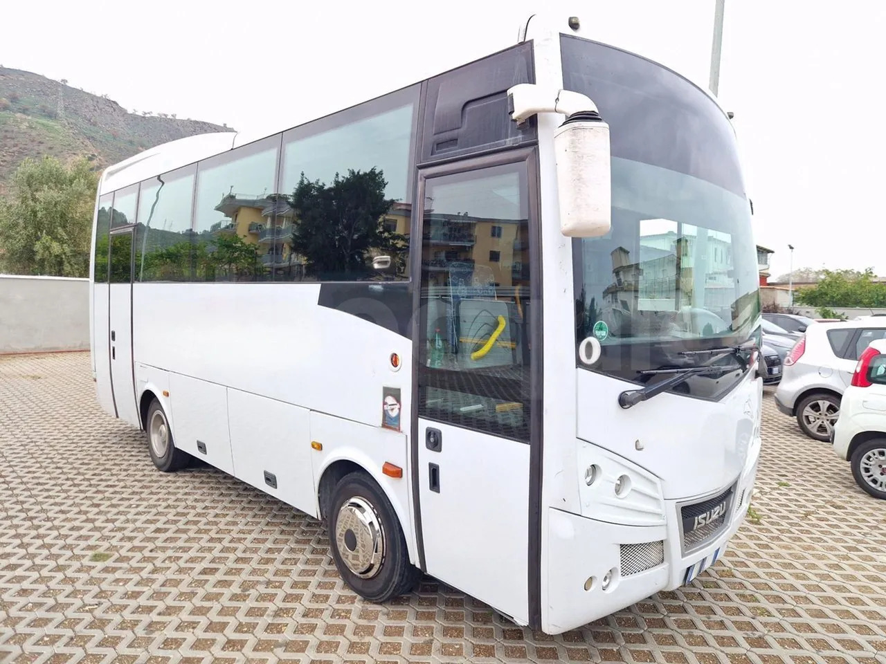Isuzu Novo - Bus pariwisata: gambar 1 Isuzu Novo - Bus pariwisata: gambar 1