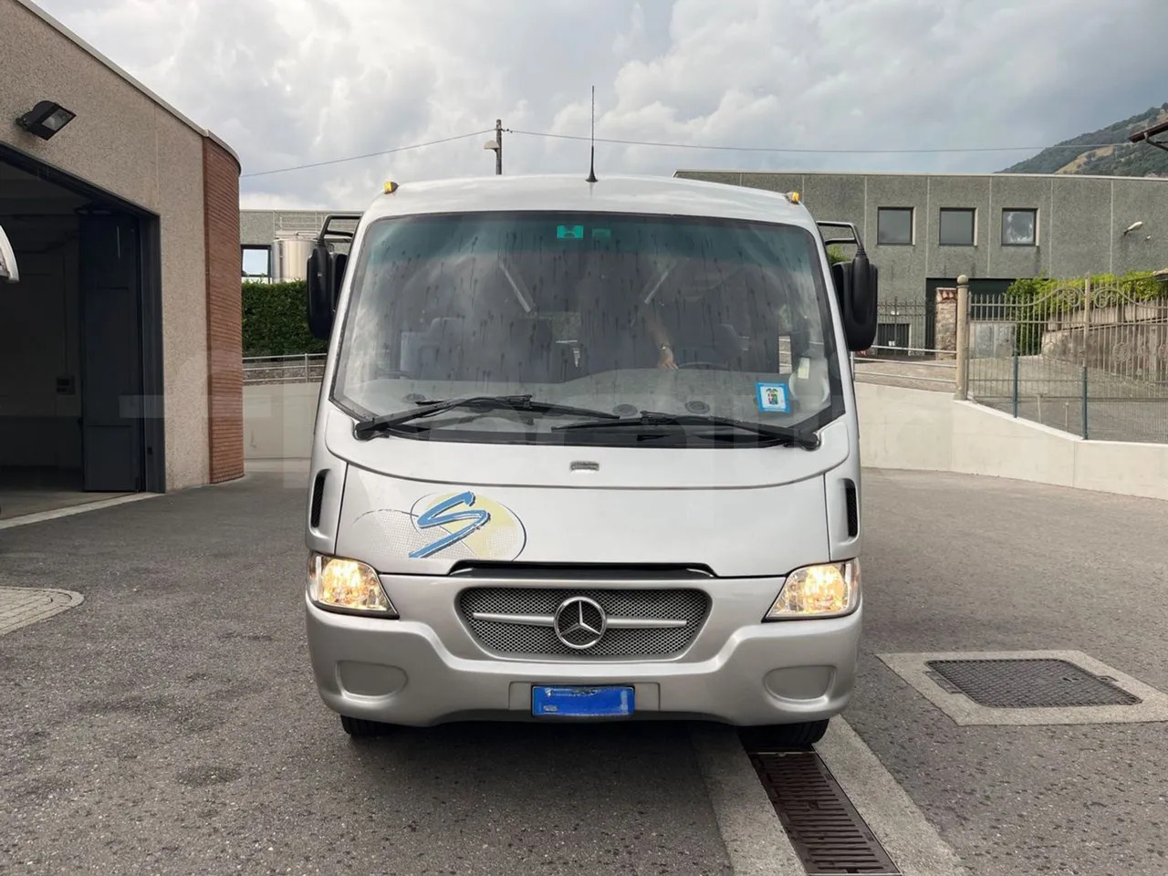 Mercedes-Benz MB 818 S - Bus pariwisata: gambar 2 Mercedes-Benz MB 818 S - Bus pariwisata: gambar 2