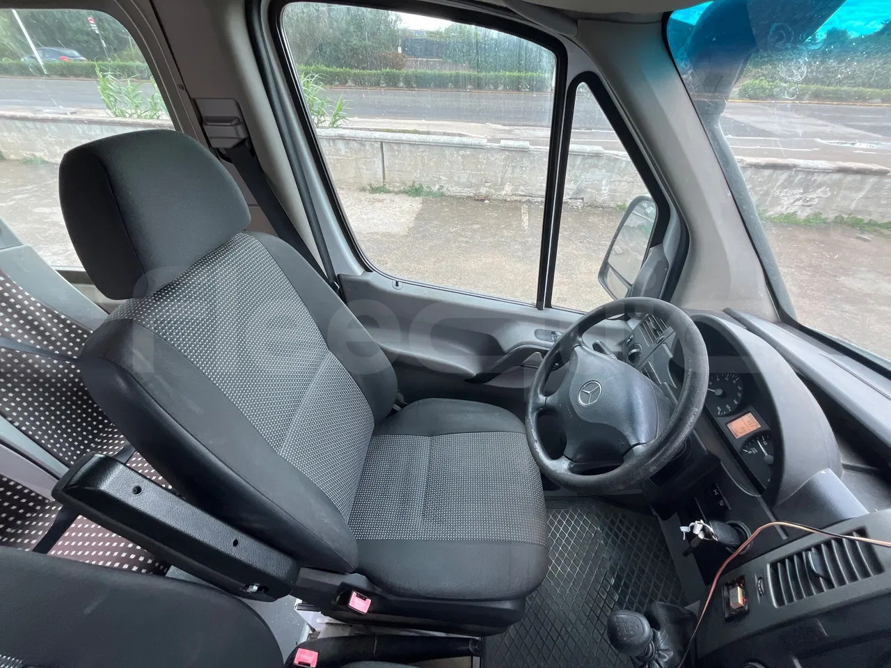 Bus pinggiran kota Mercedes-Benz Sprinter: gambar 17 Bus pinggiran kota Mercedes-Benz Sprinter: gambar 17