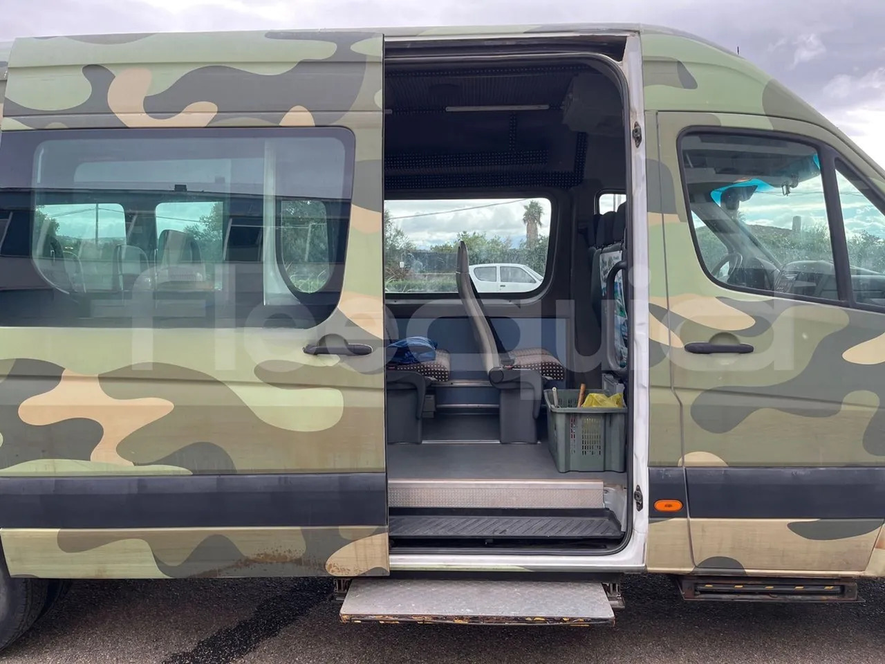 Bus pinggiran kota Mercedes-Benz Sprinter: gambar 14 Bus pinggiran kota Mercedes-Benz Sprinter: gambar 14