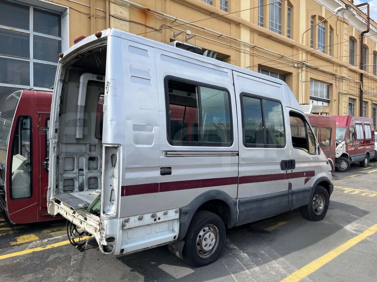N.6Iveco Daily - Bus mini, Van penumpang: gambar 5 N.6Iveco Daily - Bus mini, Van penumpang: gambar 5