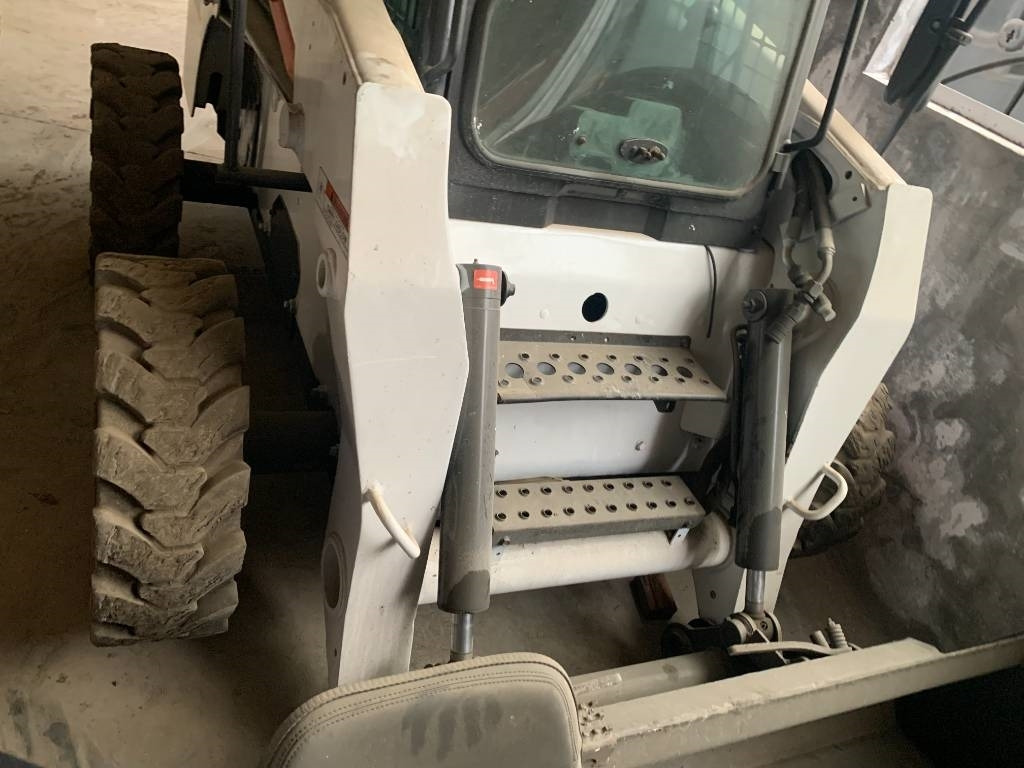 BOBCAT S 300 - Skid steer: gambar 2 BOBCAT S 300 - Skid steer: gambar 2