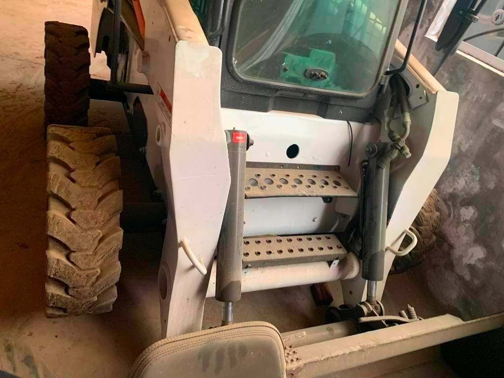 Bobcat S 300 - Skid steer: gambar 2 Bobcat S 300 - Skid steer: gambar 2