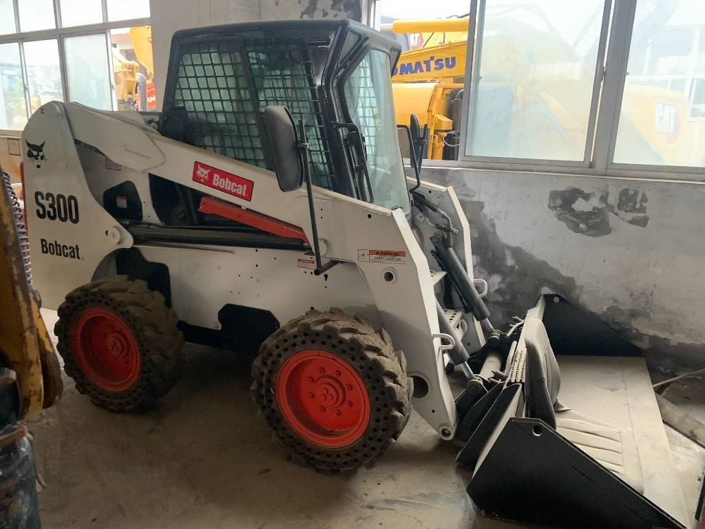 Bobcat S 300 - Skid steer: gambar 1 Bobcat S 300 - Skid steer: gambar 1