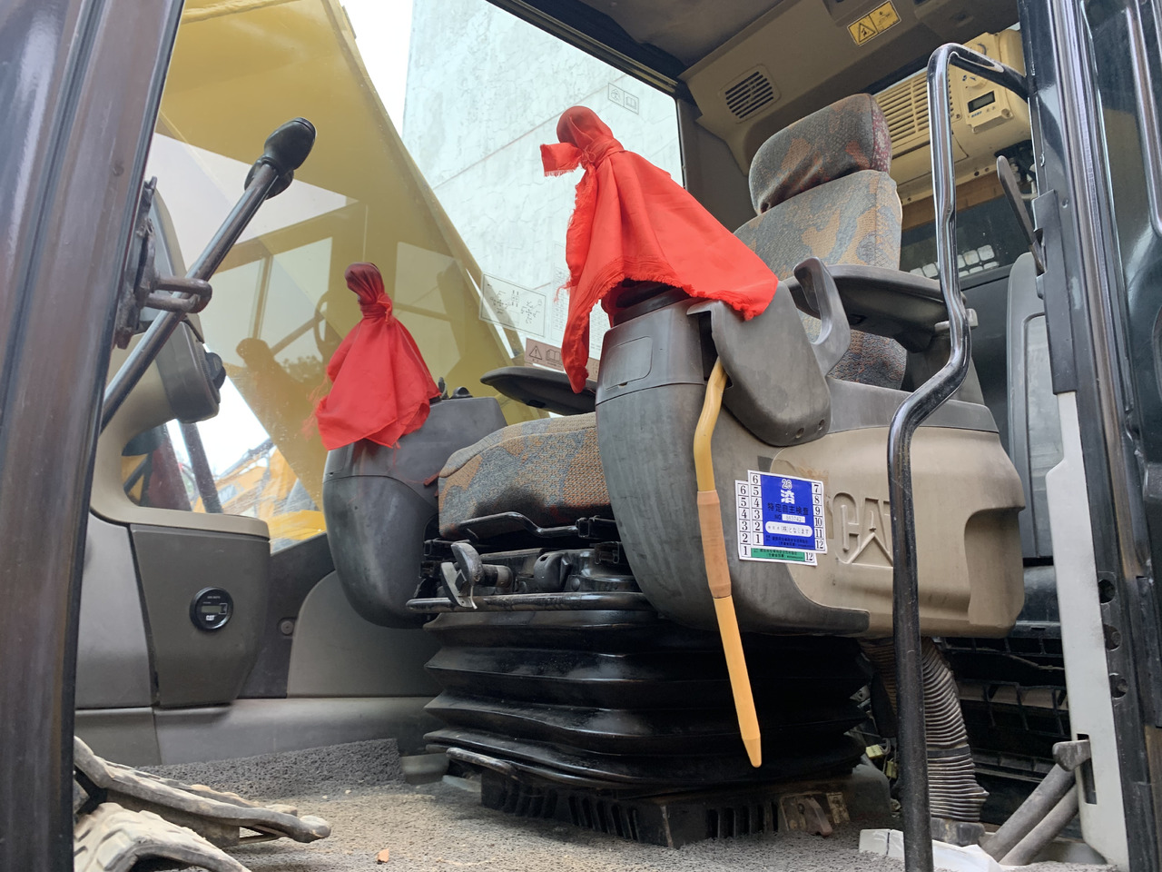 CATERPILLAR 323D2L - Ekskavator: gambar 4 CATERPILLAR 323D2L - Ekskavator: gambar 4