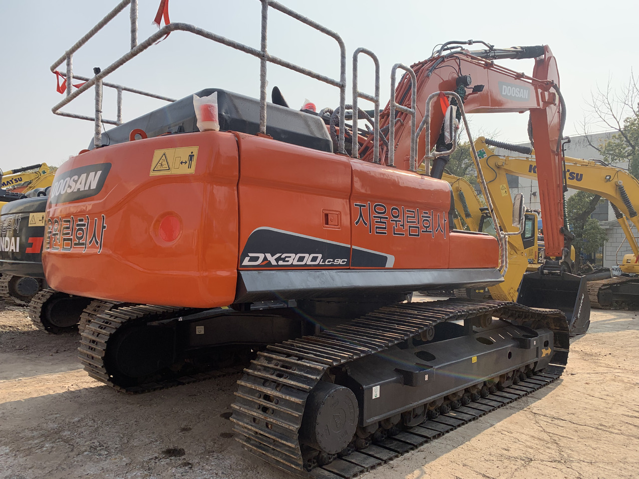 DOOSAN DX300LC-9C - Ekskavator roda: gambar 1 DOOSAN DX300LC-9C - Ekskavator roda: gambar 1
