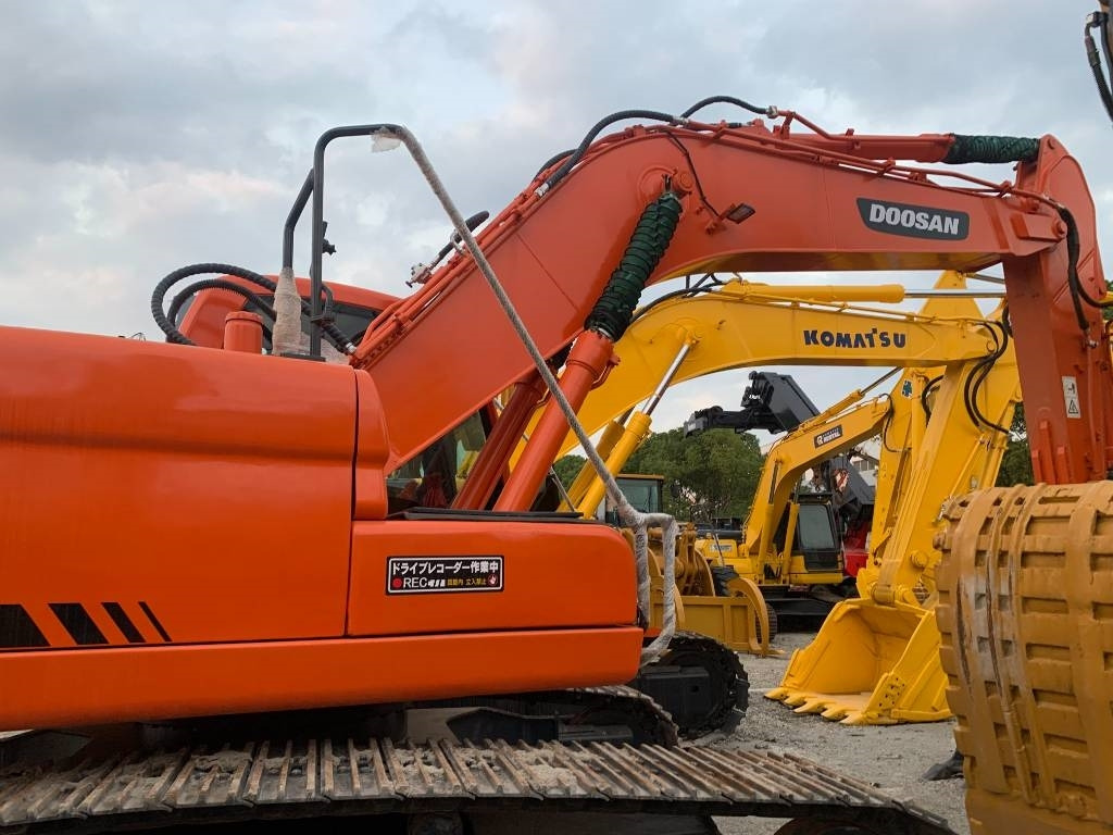 Ekskavator perayap Doosan DX 225 LC: gambar 1