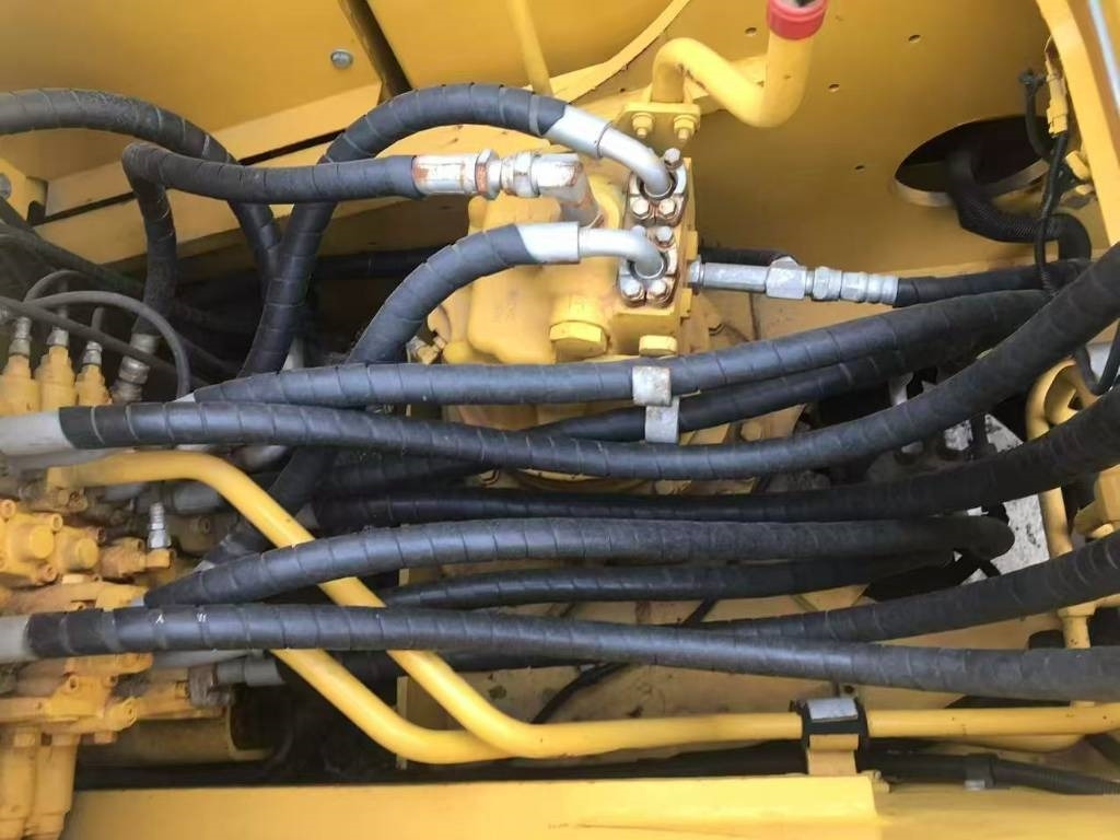 Komatsu PC 200-8 - Ekskavator perayap: gambar 4 Komatsu PC 200-8 - Ekskavator perayap: gambar 4