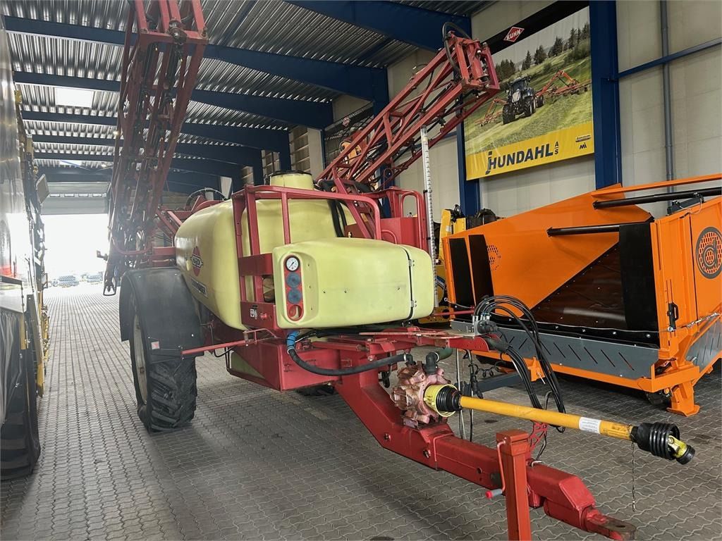 Hardi COMMANDER 4200L - Penyemprot tertinggal: gambar 1 Hardi COMMANDER 4200L - Penyemprot tertinggal: gambar 1