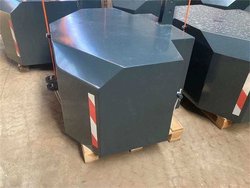 - - - 1800 KG - Counterweight: gambar 3 - - - 1800 KG - Counterweight: gambar 3