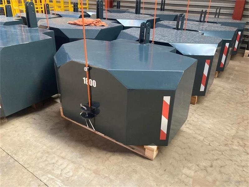 - - - 1800 KG - Counterweight: gambar 1 - - - 1800 KG - Counterweight: gambar 1